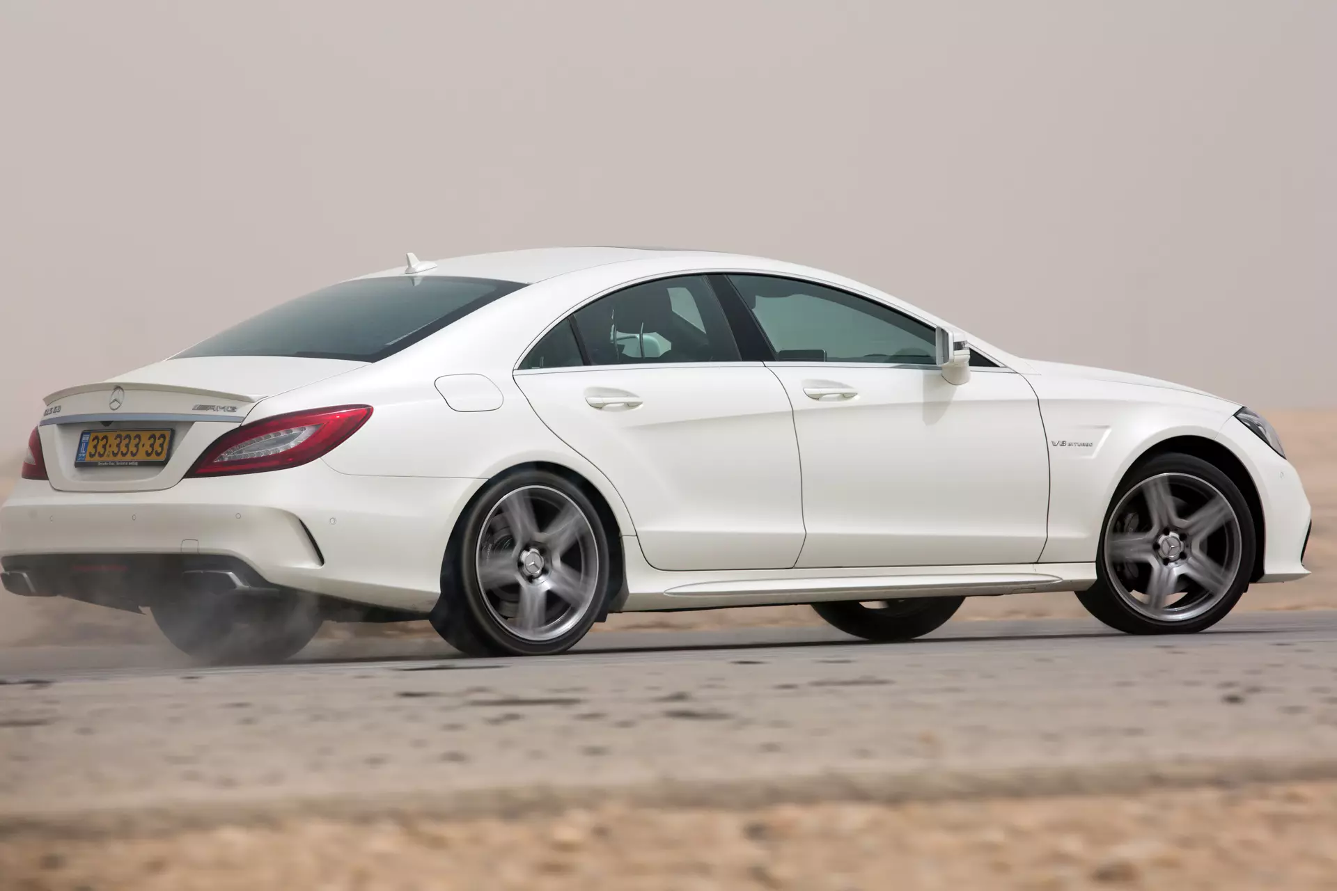 מרצדס CLS 63 AMG מול דוקאטי פניגאלה 1299