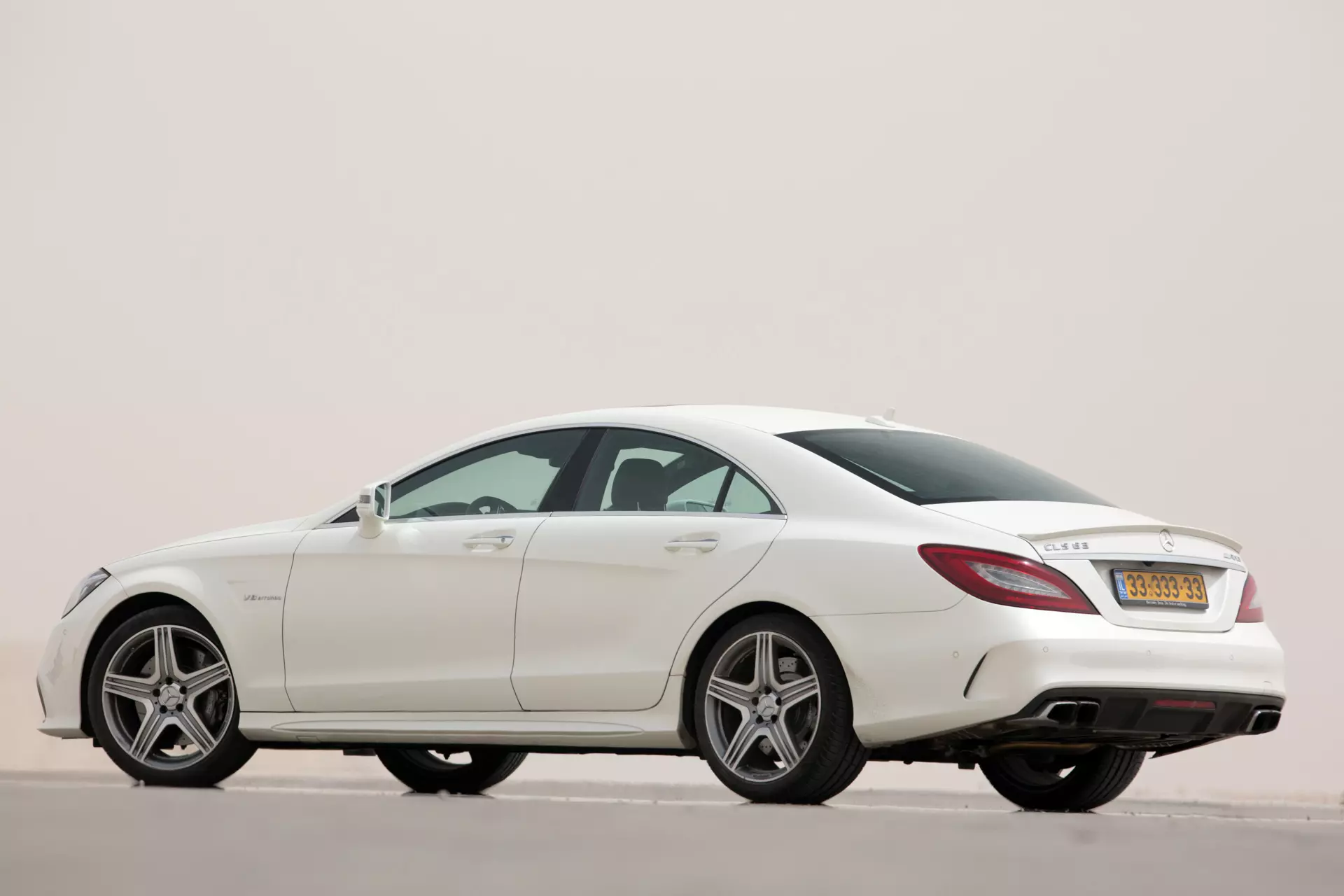 מרצדס CLS 63 AMG מול דוקאטי פניגאלה 1299