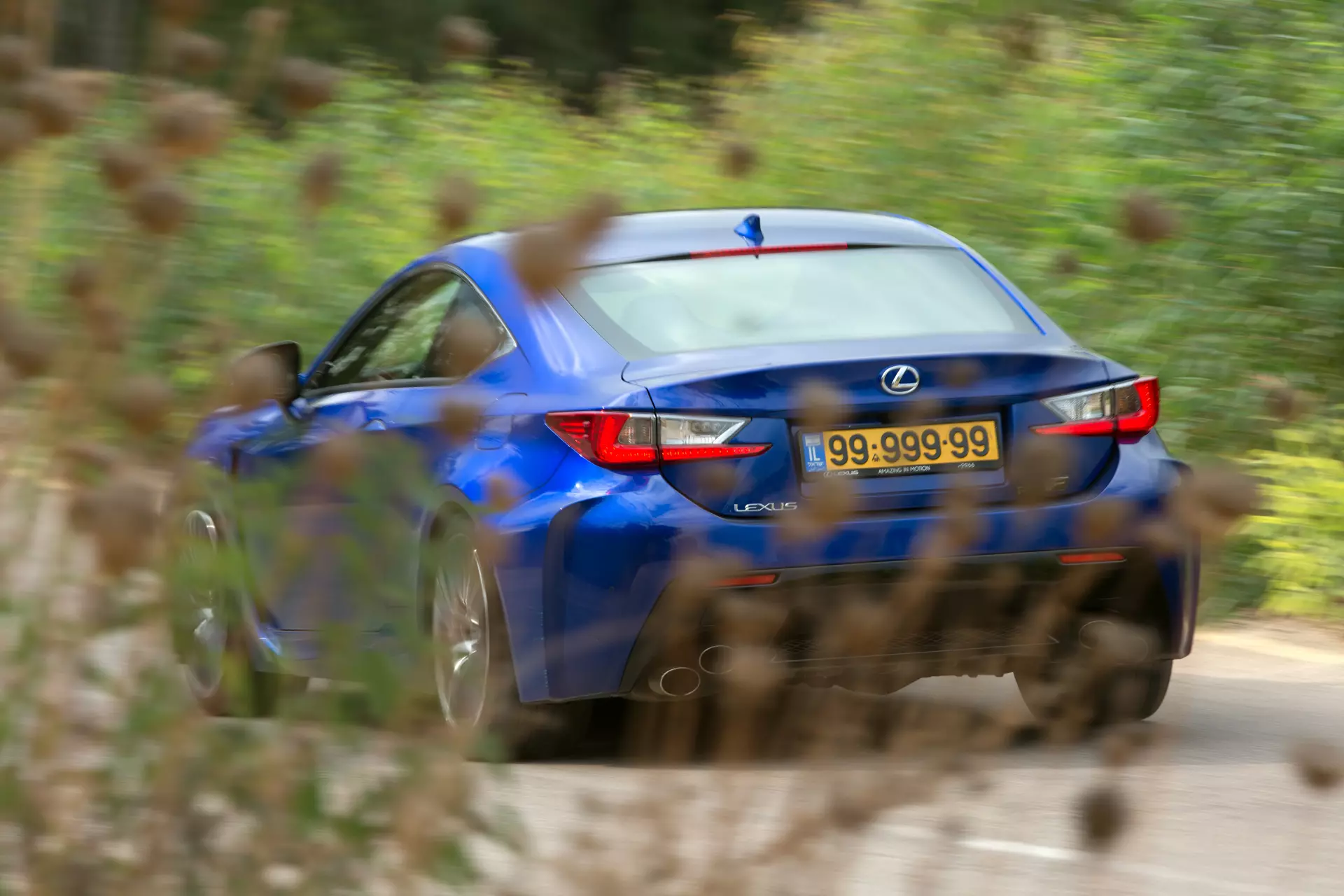 פרויקט עורך אורח. רונן טופלברג מצלם לקסוס RC-F