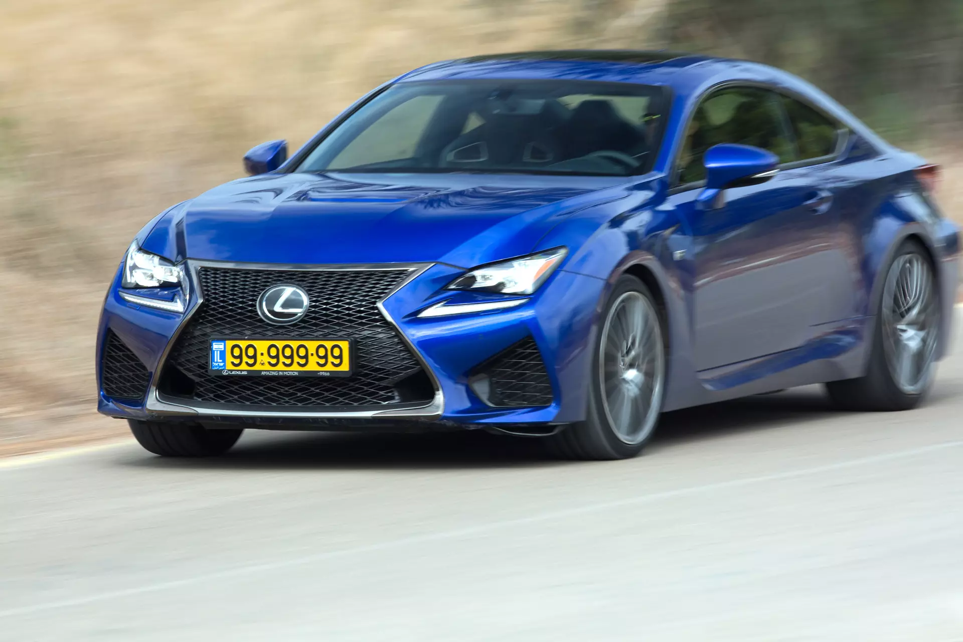 פרויקט עורך אורח. רונן טופלברג מצלם לקסוס RC-F