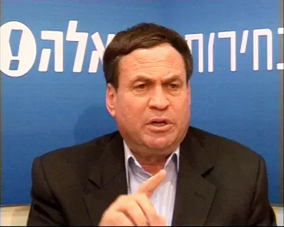 עוזי דיין. טען ששרון ביקש ממנו עזרה במתן אישור להפעלת ספינות קזינו באילת