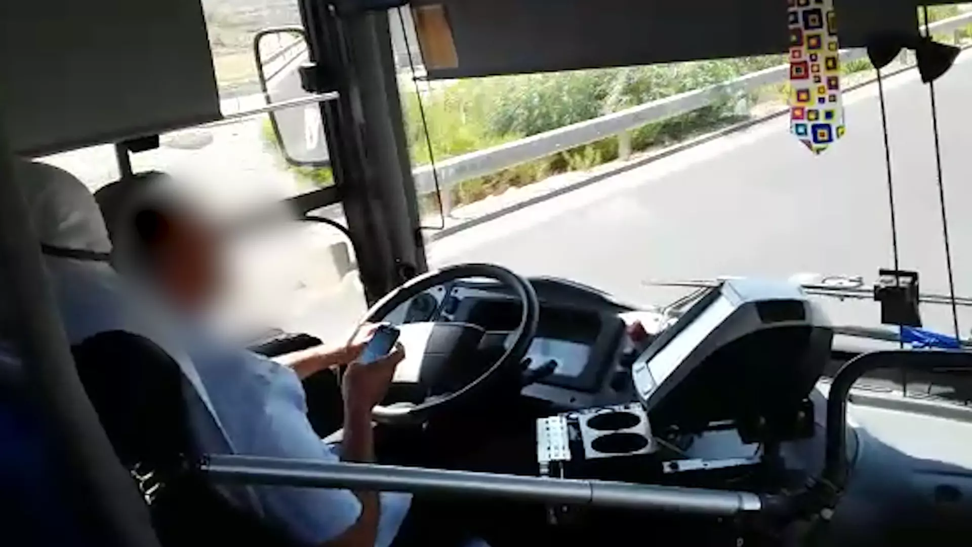 תיעוד: נהג אוטובוס מתכתב בטלפון הנייד תוך כדי נסיעה