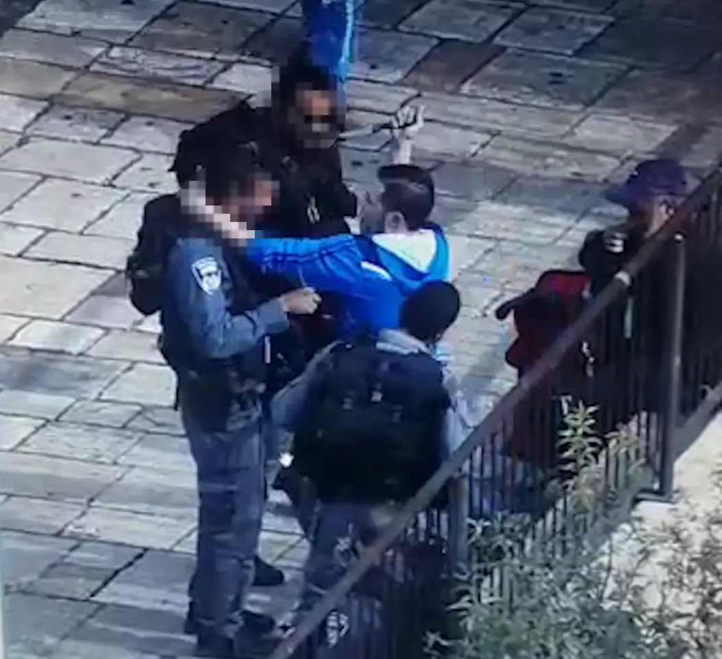 בן דודם של הנערים מניף סכין לעבר השוטרים לפני שנורה
