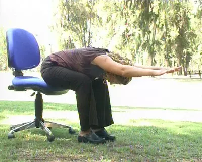 יוגה על כסא - להעיר את עמוד השדרה