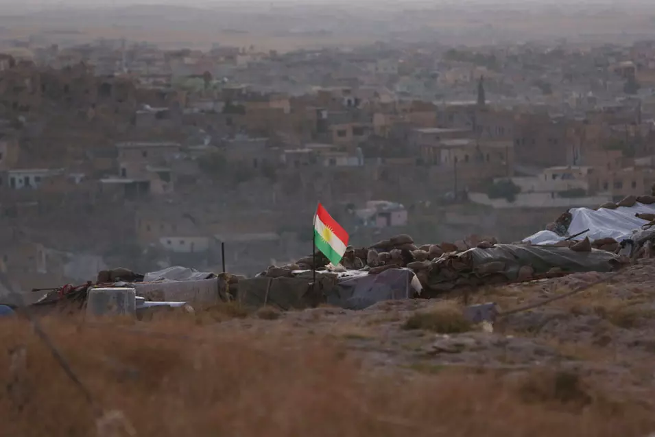 דגל הכורדים מתנופף בסינג'אר, מוקד רצח העם היזידי