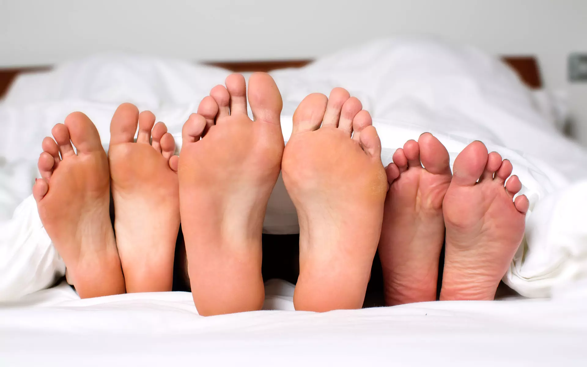 אילוסטרציה של כפות רגליים במיטה