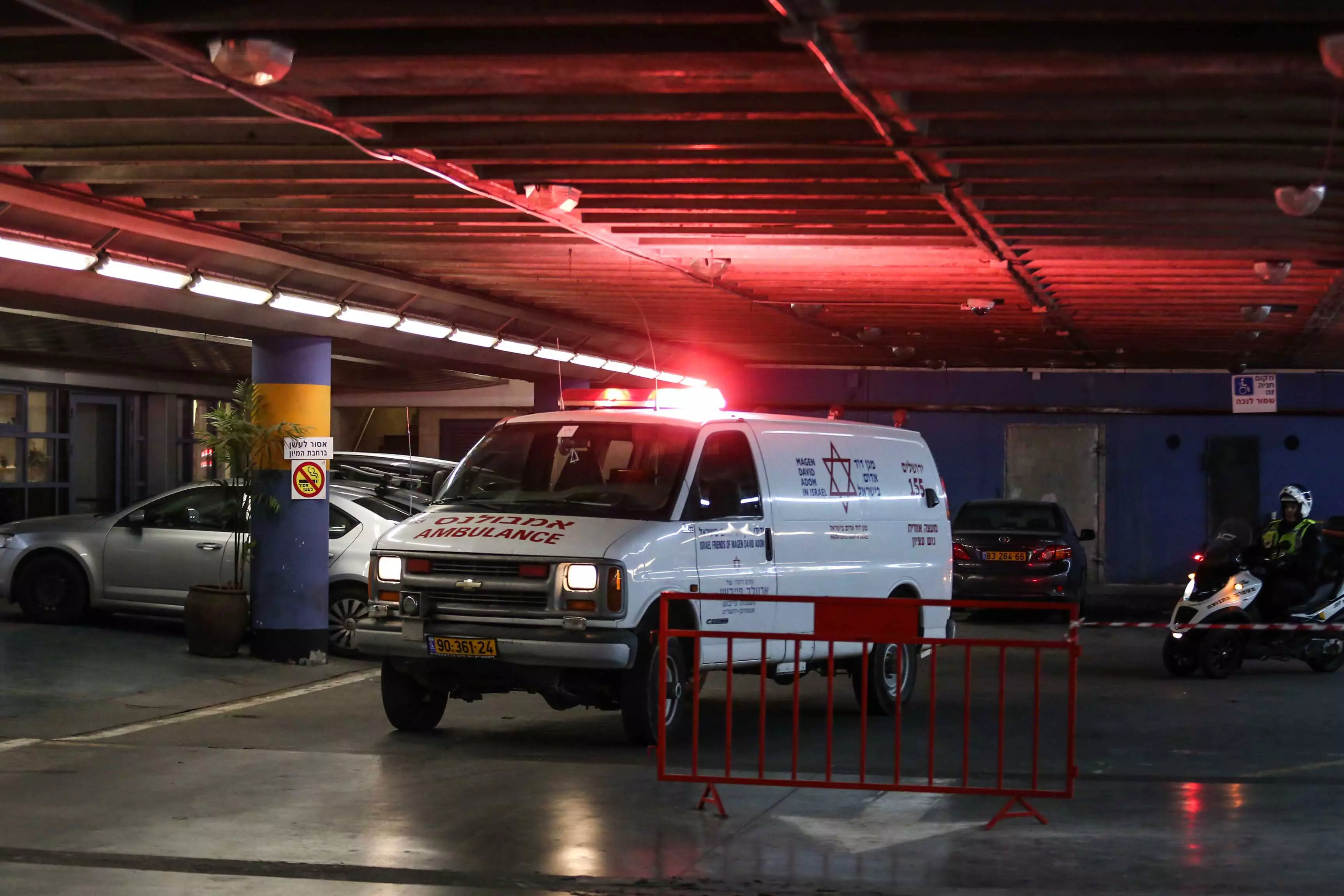 פינוי הפצועים לבית החולים שערי צדק מפיגוע ירי ליד אלון שבות. נובמבר 2015