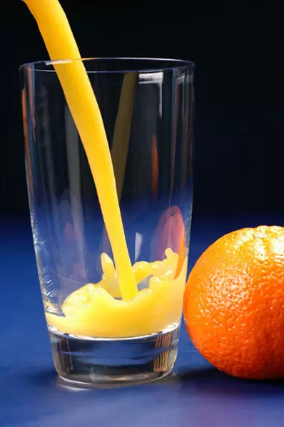 לא מומלץ לשתות לפני נהיגה. מיץ תפוזים