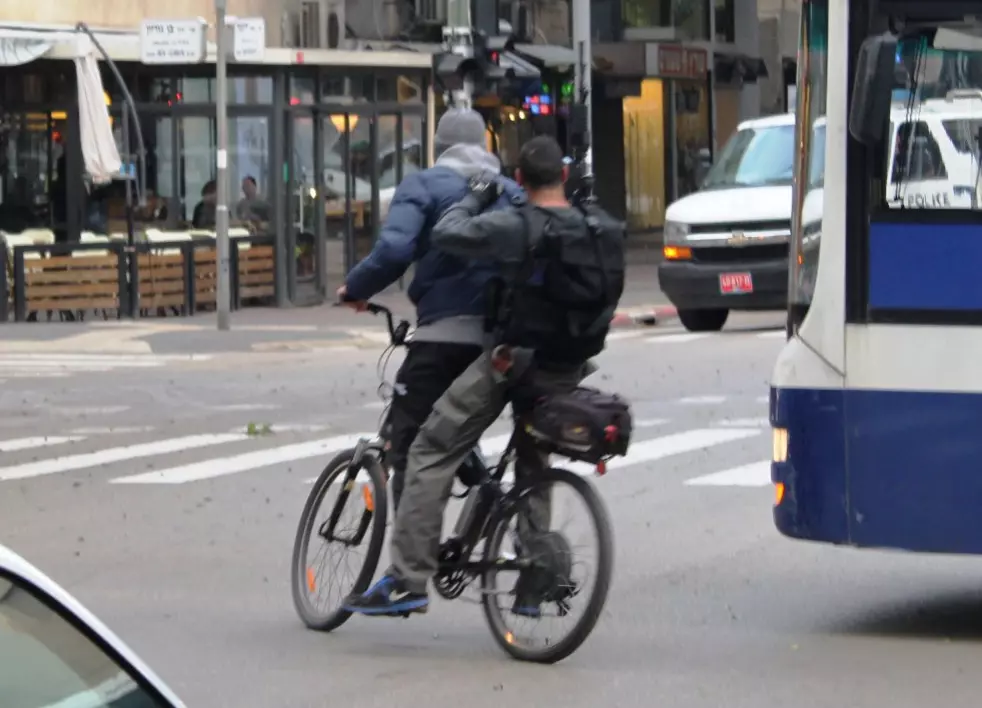 שוטרים על אופניים לאחר אירוע הירי בתל אביב, ינואר 2016