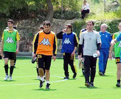 קצת חם ברגליים, אבל לא נורא. אימון הבכורה על הדשא הסינתטי