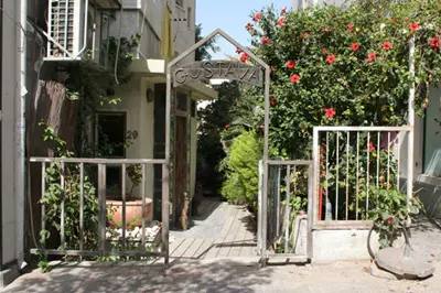 הכניסה לחנות גוסטבה ברחוב בוגרשוב בתל אביב