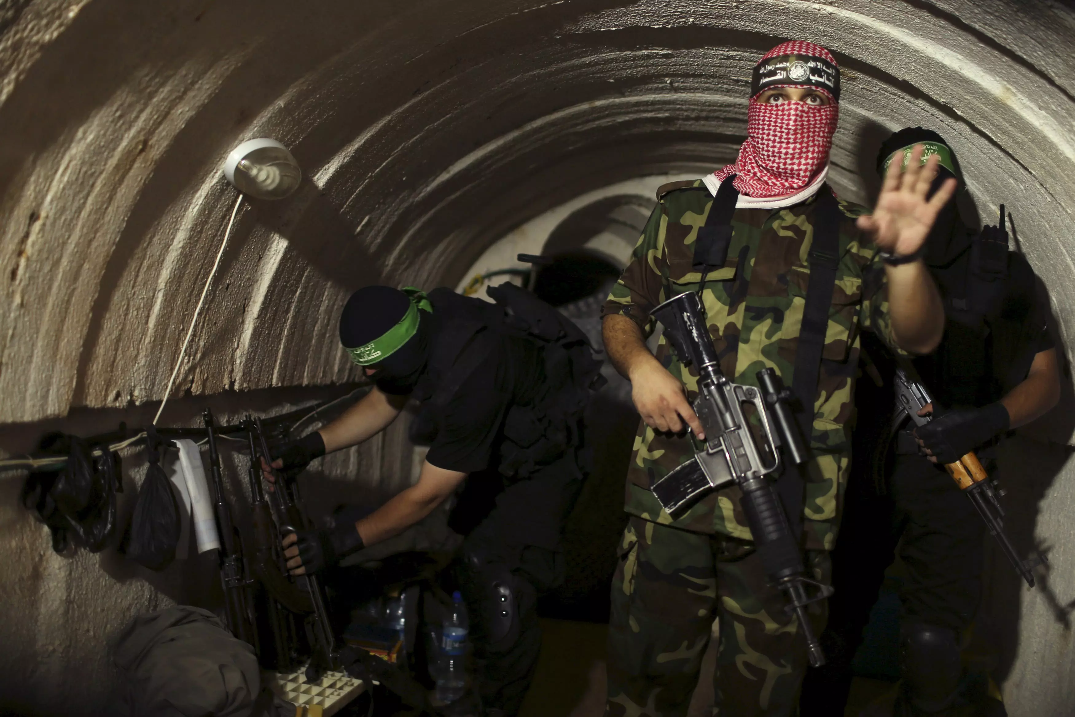 אנשי חמאס במנהרה