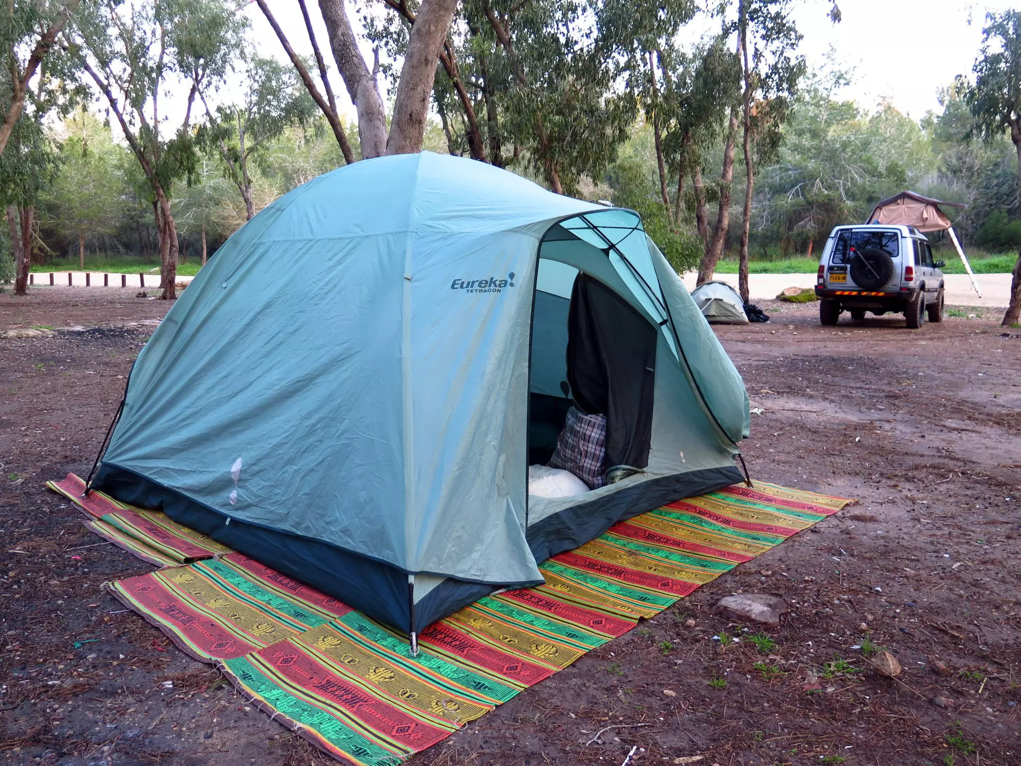אוהל 'יורקה'  עם מוטות מושחלים, וכיסוי גשם ראוי לשמו