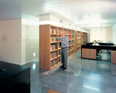הספרייה במשרדו של עורך הדין אמנון זכרוני  (עמית גרון)
