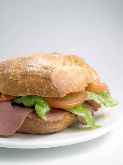 הסנדוויץ, באורך של 1,500 מטר הכיל 700 ק"ג בשר יען ו -700 ק"ג בשר עוף