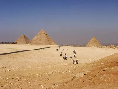 ברוח הסרטון, כדאי להציב אנטנות סלולריות על הקצה שלהן, הפירמידות בגיזה