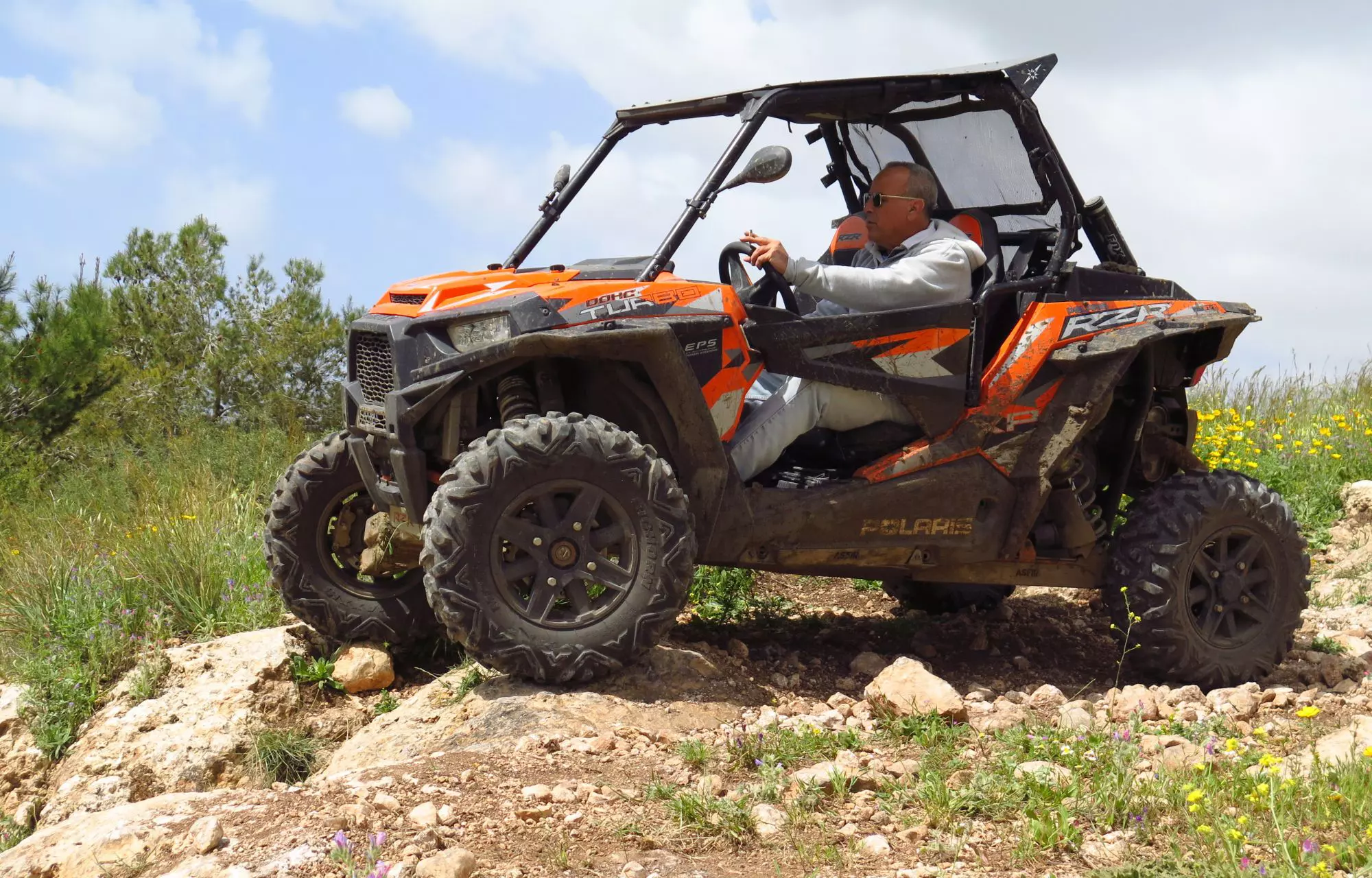 פולריס RZR יכול לשמש גם לטיולי טבע רגועים. גרסאות ה-4-מושבים מתאימות עוד יותר למסעות, הן נוחות ויציבות יותר מרכבי המבחן הקצרים