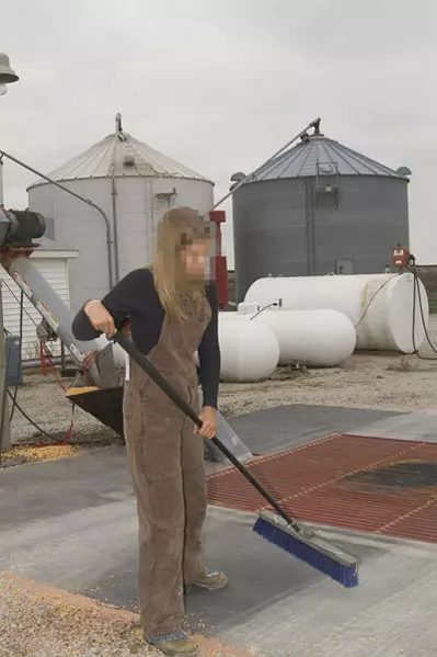 בין התלונות שהוגשו: הלנות שכר קבועות או סירוב לשלם שכר, קנסות, יחס רע ומשפיל, אי מתן יום מנוחה שבועי ועוד