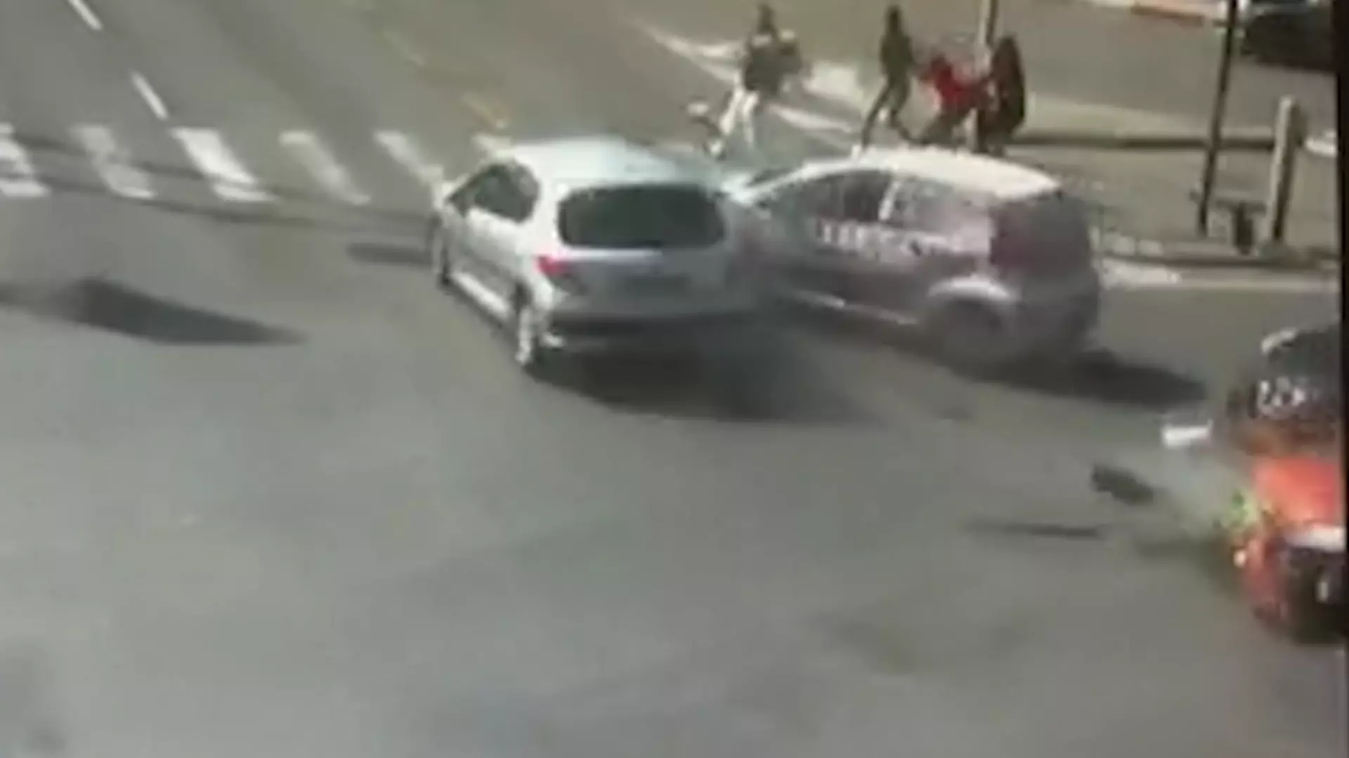 ראשון לציון: נהג חצה צומת באדום - שלוש מכוניות והולך רגל נפגעו
