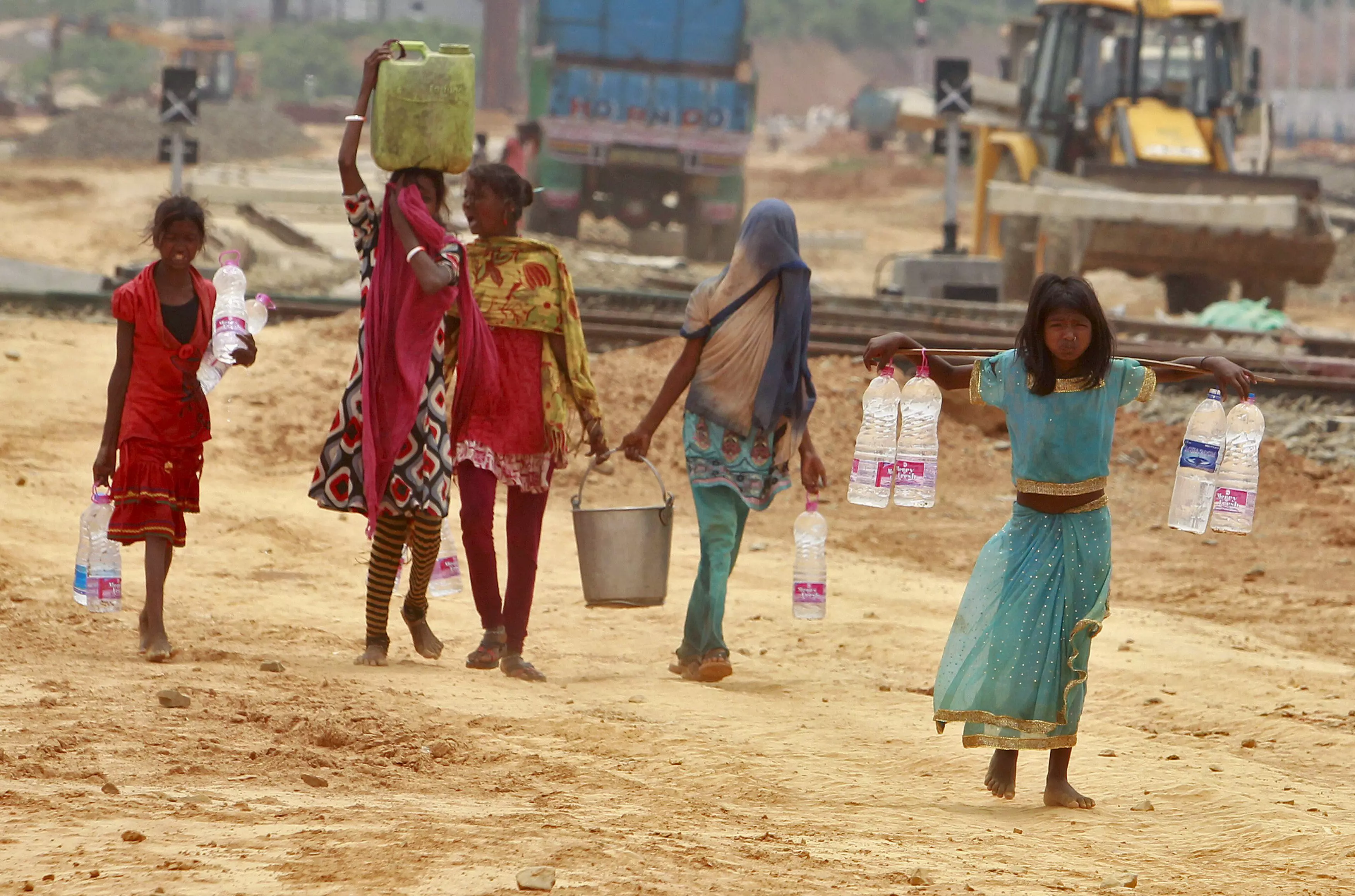 ילדות נושאות דלאי מים במדינת טריפורה, הודו, היום