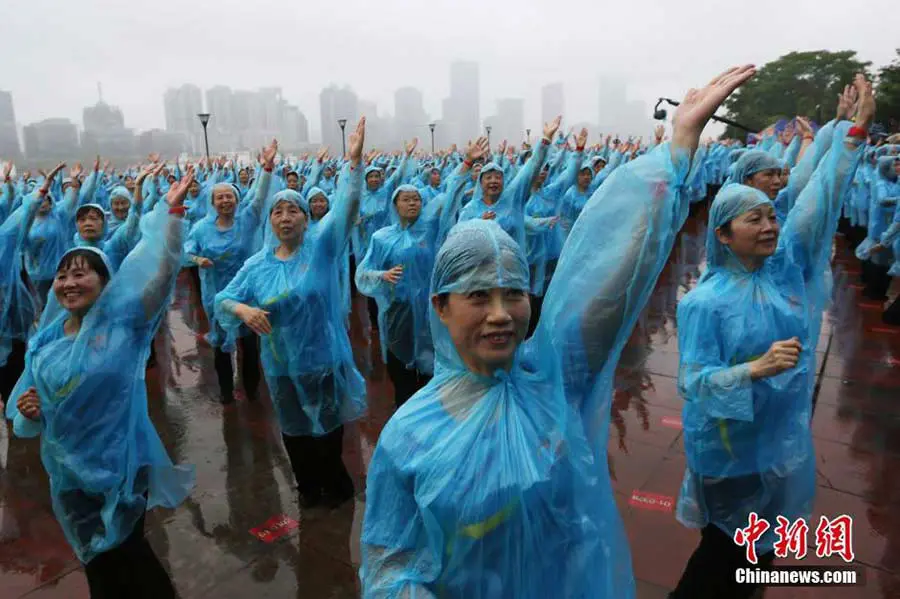 כ-5,000 נשים רקדו בשנגחאי, למרות הגשם השוטף