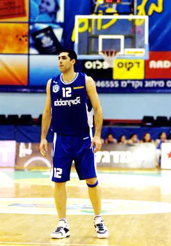 "החוק הרוסי אומנם עשה טוב לכדורסל הישראל, אבל אין מספיק ישראלים ל-12 קבוצות". אקוניס