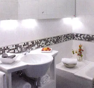 אריחים לבנים עם עיטורי פסיפס ממוסגרים באולמיניום בחדר האמבטיה