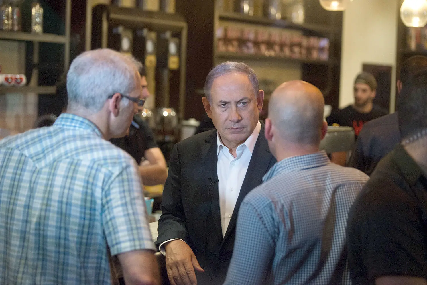 ראש הממשלה בנימין נתניהו בזירת פיגוע הירי במתחם שרונה, תל אביב. יוני 2016