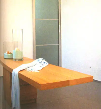 ספסל מרחף המשמש גם לאחסון, בחדר הארונות שבחדר השינה