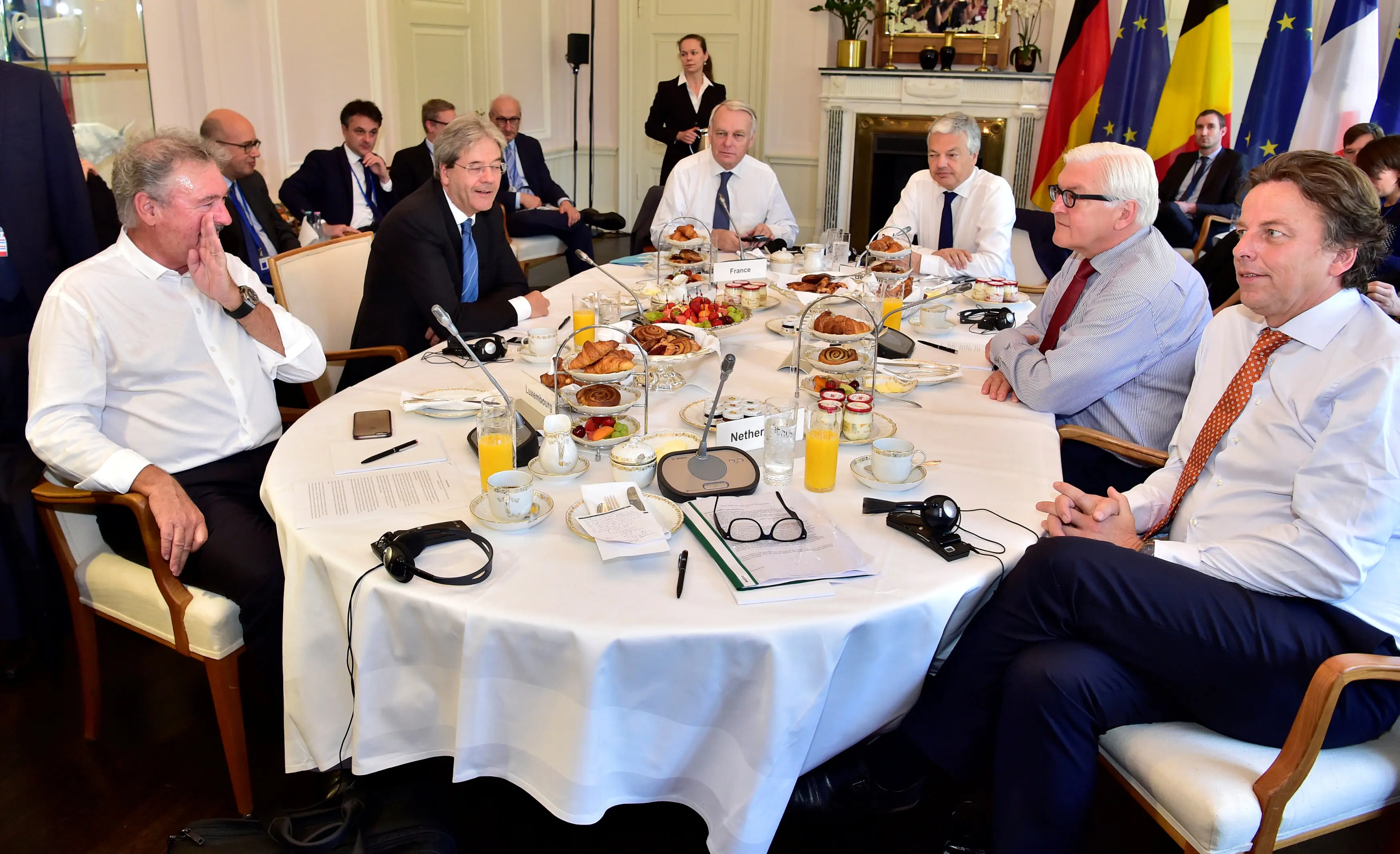 שרי החוץ נפגשים בפגישתם בבית הארחה של שר החוץ הגרמני, הבוקר