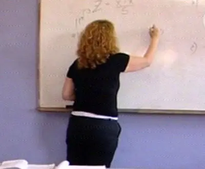 מורה כותבת על לוח