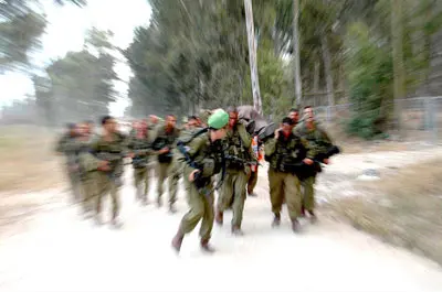 "כמו שבחיל האוויר התגלו חומרים מסרטנים במטוסים וכל הטיסות הושבתו, כך אנו דורשים שיפעלו גם במקרה שלנו". מסע כומתה של חיילי הנח"ל