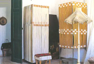 ארונות בגדים בחדר השינה העשויים מרצועות בד, המשמשות בד"כ לבניית ספות וכורסאות