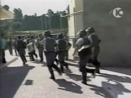כוחות מיוחדים פורצים לבית כלא בסאו פאולו. האסירים מתלוננים על תנאים לא אנושיים