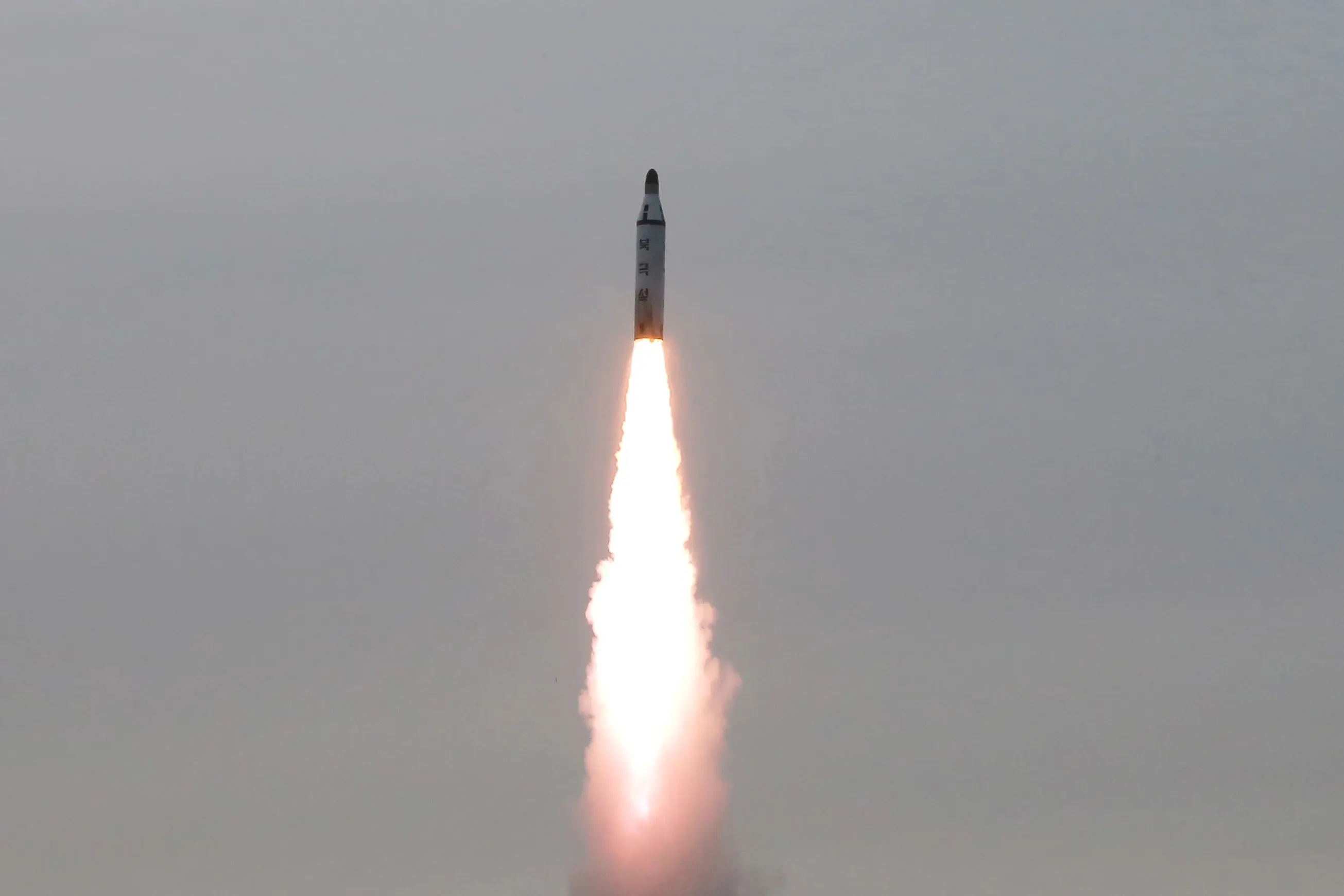 שיגור טיל מצוללת של קוריאה הצפונית, בחודש אפריל