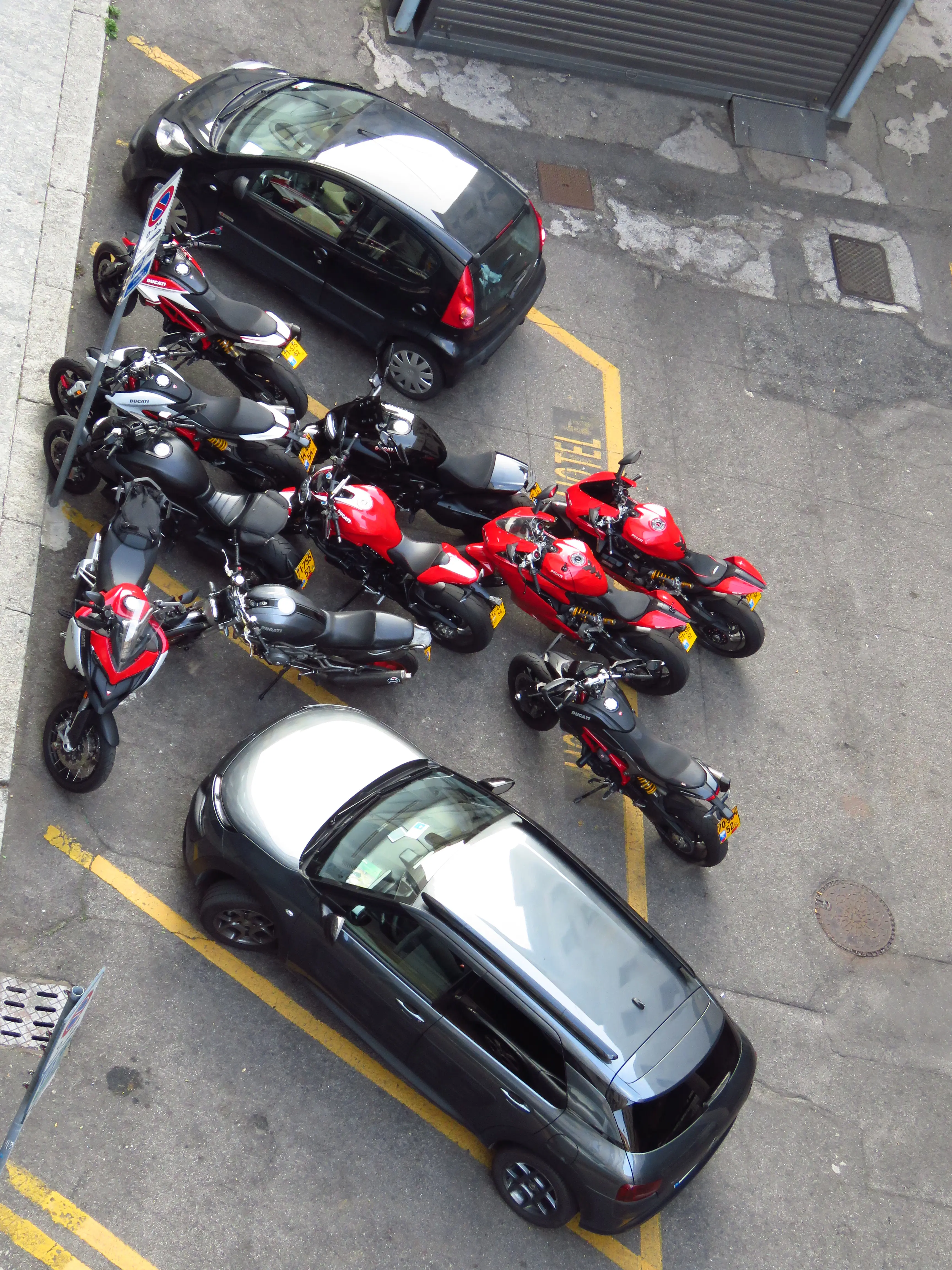 שאלה, כמה אופנועים ישראליים נכנסים לחניה אחת?