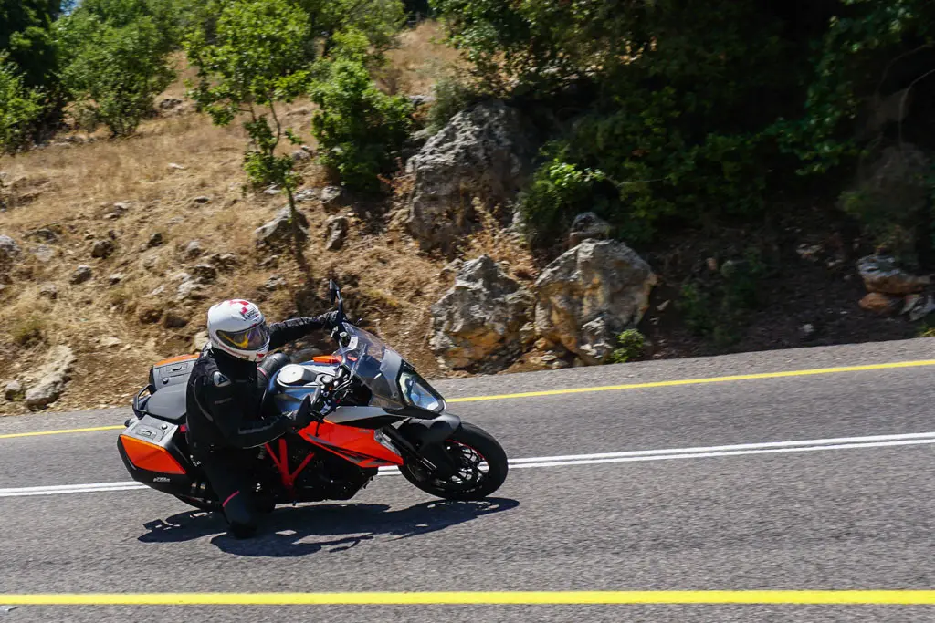 מבחן אופנוע ק.ט.מ סופר דיוק 1290 GT. יולי 2016