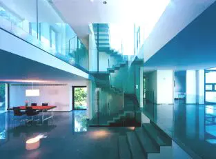 המדרגות והמעלית בנויות בתוך פיר זכוכית