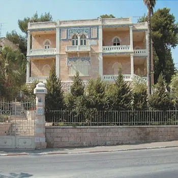 : "וילה אסעאף". בית פלסטיני בשיח ג'ארח בית מעוטר בקרמיקה ארמנית והוא אחד מהבתים שזכו בכינוי "בתי הקרמיקה" שנבנו בשנות ה-30