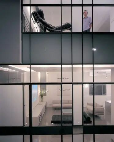 דלתות הזכוכית אינן מתחברות לרצפת הקומה השנייה וממשיכות עד לגג