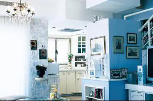 מבט מחדר המגורים אל המטבח. מימין ניתן לראות את מעקה המדרגות המתחבר ל"מבנה" שבתוכו נמצא המקרר