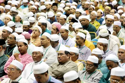 מתפללים מוסלמים. "גם מוסלמים מתונים יזדעזעו מהחומר שהופץ במסגדים"