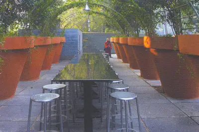 עציצי ענק מחרס ברחבת מסעדת "זורבה", היוצרים הפרדה אינטימית לארוחה, ומשעשעים בחוסר פרופורציה
