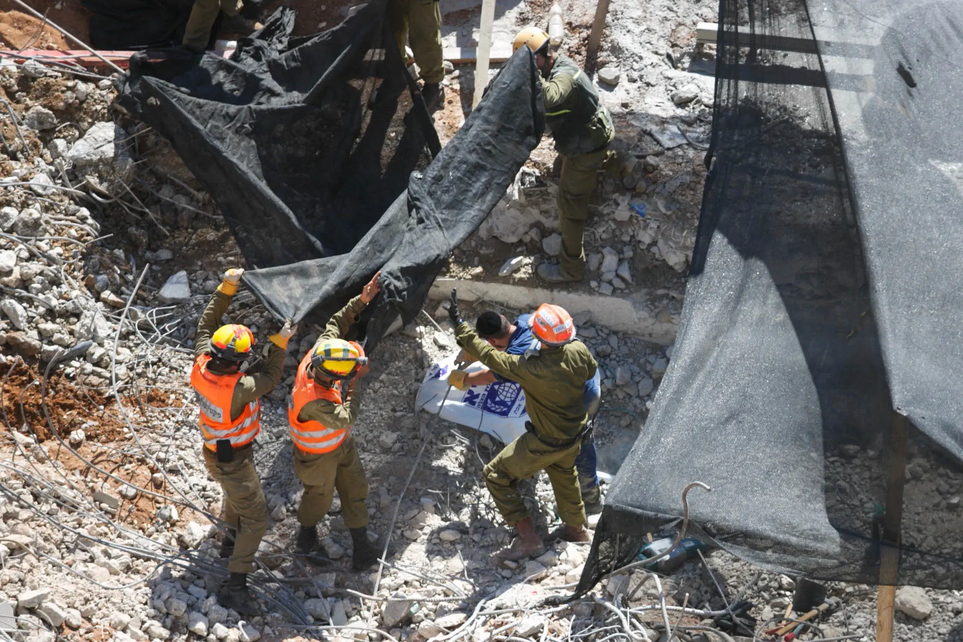 צוותי החילוץ בזירת קריסת החניון, שישי