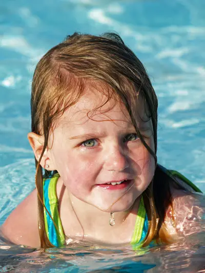 ילדה קטנה בבריכת שחייה