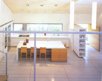 המטבח. מצד ימין ניתן לראות רהיט מיוחד שבנה האדריכל שיוצא ונכנס מתוך הקיר  ומסתיר או מגדיל את המטבח, לסירוגין