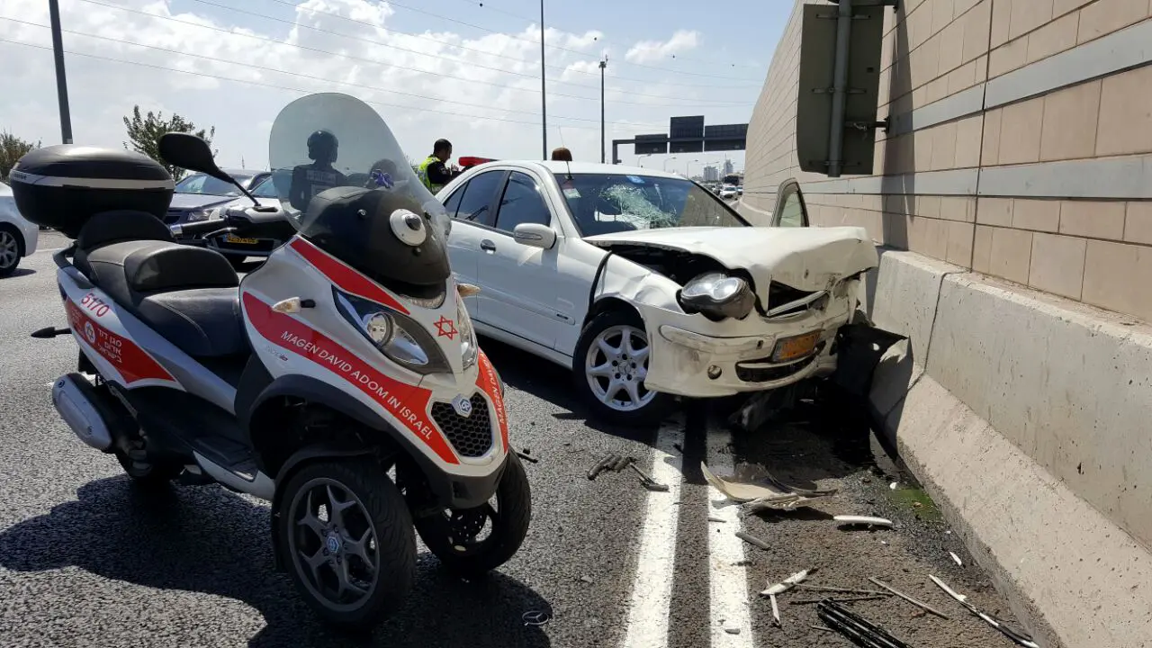 גבר כבן 50 נפצע באורח קשה בהתנגשות רכבו בקיר בנתיבי איילון