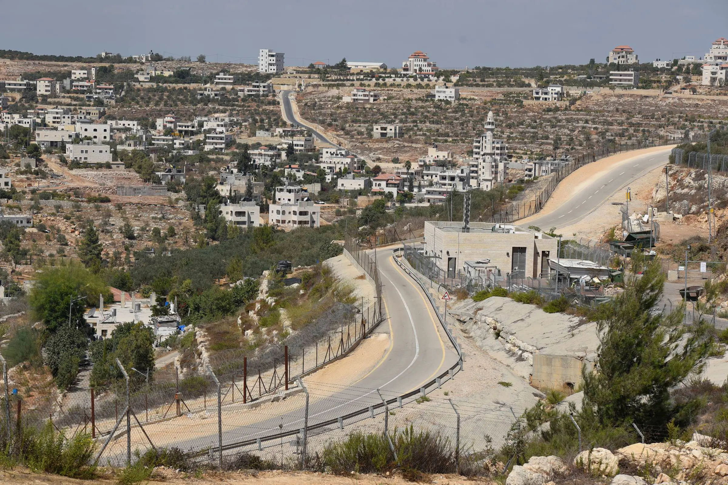 גדר ההפרדה באזור הר אדר