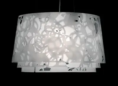 מנורת תחרה בחיתוכי לייזר של המעצבת לואיס קמפבל ל-Louis Poulsen