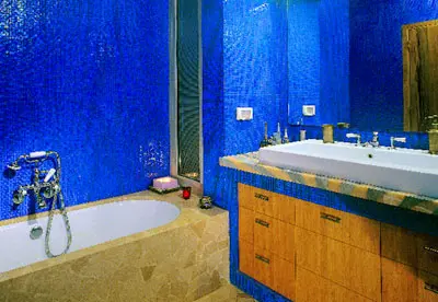 פסיפס בגווני כחול-תכלת-טורקיז בחדרי הרחצה